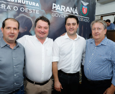 Novos veículos, ruas pavimentadas, construção de escola, de quadra de esportes e de barracões industriais estão entre os investimentos que 24 municípios do Oeste do Paraná farão com apoio do Governo do Estado. O governador Carlos Massa Ratinho Junior esteve nesta sexta-feira (09) em Toledo para assinar as licitações e homologações dos projetos.