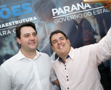 Novos veículos, ruas pavimentadas, construção de escola, de quadra de esportes e de barracões industriais estão entre os investimentos que 24 municípios do Oeste do Paraná farão com apoio do Governo do Estado. O governador Carlos Massa Ratinho Junior esteve nesta sexta-feira (09) em Toledo para assinar as licitações e homologações dos projetos.