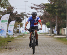 Os moradores do litoral do Paraná tiveram uma prévia nesta sexta-feira (09) do que promete ser a primeira etapa dos Jogos de Aventura e Natureza. A competição começou com a primeira etapa das disputas de paraquedismo, em Paranaguá, e mountain bike, no balneário de Santa Terezinha, em Pontal do Paraná. Foto: José Fernando Ogura/AEN