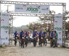 Os moradores do litoral do Paraná tiveram uma prévia nesta sexta-feira (09) do que promete ser a primeira etapa dos Jogos de Aventura e Natureza. A competição começou com a primeira etapa das disputas de paraquedismo, em Paranaguá, e mountain bike, no balneário de Santa Terezinha, em Pontal do Paraná. Foto: José Fernando Ogura/AEN