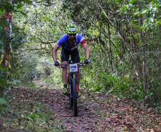 Os moradores do litoral do Paraná tiveram uma prévia nesta sexta-feira (09) do que promete ser a primeira etapa dos Jogos de Aventura e Natureza. A competição começou com a primeira etapa das disputas de paraquedismo, em Paranaguá, e mountain bike, no balneário de Santa Terezinha, em Pontal do Paraná. Foto: José Fernando Ogura/AEN