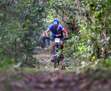 Os moradores do litoral do Paraná tiveram uma prévia nesta sexta-feira (09) do que promete ser a primeira etapa dos Jogos de Aventura e Natureza. A competição começou com a primeira etapa das disputas de paraquedismo, em Paranaguá, e mountain bike, no balneário de Santa Terezinha, em Pontal do Paraná. Foto: José Fernando Ogura/AEN