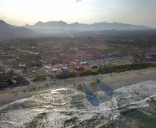 Os Jogos de Natureza e Aventura foram abertos oficialmente neste sábado (10), em Matinhos, com vários shows que animaram o público. O governador Carlos Massa Ratinho Junior esteve no local e reforçou a opção de fazer do turismo, especialmente no Litoral, um dos pilares do desenvolvimento econômico e social do Paraná. Foto: José Fernando Ogura/AEN