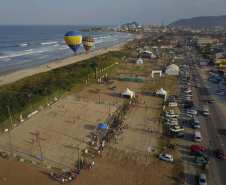 Os Jogos de Natureza e Aventura foram abertos oficialmente neste sábado (10), em Matinhos, com vários shows que animaram o público. O governador Carlos Massa Ratinho Junior esteve no local e reforçou a opção de fazer do turismo, especialmente no Litoral, um dos pilares do desenvolvimento econômico e social do Paraná. Foto: José Fernando Ogura/AEN
