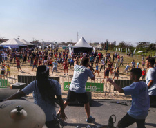 Os Jogos de Natureza e Aventura foram abertos oficialmente neste sábado (10), em Matinhos, com vários shows que animaram o público. O governador Carlos Massa Ratinho Junior esteve no local e reforçou a opção de fazer do turismo, especialmente no Litoral, um dos pilares do desenvolvimento econômico e social do Paraná. Foto: José Fernando Ogura/AEN