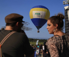 Os Jogos de Natureza e Aventura foram abertos oficialmente neste sábado (10), em Matinhos, com vários shows que animaram o público. O governador Carlos Massa Ratinho Junior esteve no local e reforçou a opção de fazer do turismo, especialmente no Litoral, um dos pilares do desenvolvimento econômico e social do Paraná. Foto: José Fernando Ogura/AEN