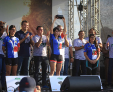 Os Jogos de Natureza e Aventura foram abertos oficialmente neste sábado (10), em Matinhos, com vários shows que animaram o público. O governador Carlos Massa Ratinho Junior esteve no local e reforçou a opção de fazer do turismo, especialmente no Litoral, um dos pilares do desenvolvimento econômico e social do Paraná. Foto: José Fernando Ogura/AEN