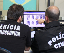 A Polícia Civil do Paraná firmou convênio com a Polícia Civil do estado de São Paulo para agilizar a perícia de impressão digital. A perícia é fundamental para identificar suspeitos e vítimas de crimes, além de pessoas desaparecidas. Se antes o resultado levava até duas semanas, agora em poucas horas já é possível confirmar se determinada pessoa é autora de um delito. Foto: Divulgação/Polícia Civil