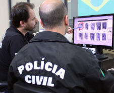 A Polícia Civil do Paraná firmou convênio com a Polícia Civil do estado de São Paulo para agilizar a perícia de impressão digital. A perícia é fundamental para identificar suspeitos e vítimas de crimes, além de pessoas desaparecidas. Se antes o resultado levava até duas semanas, agora em poucas horas já é possível confirmar se determinada pessoa é autora de um delito. Foto: Divulgação/Polícia Civil