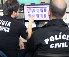 A Polícia Civil do Paraná firmou convênio com a Polícia Civil do estado de São Paulo para agilizar a perícia de impressão digital. A perícia é fundamental para identificar suspeitos e vítimas de crimes, além de pessoas desaparecidas. Se antes o resultado levava até duas semanas, agora em poucas horas já é possível confirmar se determinada pessoa é autora de um delito. Foto: Divulgação/Polícia Civil