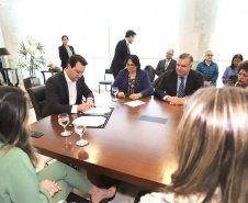 O governador Carlos Massa Ratinho Junior, o secretário da Justiça, Família e Trabalho, Ney Leprevost, e a ministra da Mulher, da Família e dos Direitos Humanos, Damares Alves, assinaram nessa segunda-feira (12), no Palácio Iguaçu, dois protocolos de intenções que visam fortalecer as ações em defesa da mulher e de crianças e adolescentes.Curitiba, 12-08-19.Foto: Arnaldo Alves / ANPr.