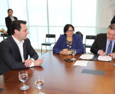 O governador Carlos Massa Ratinho Junior, o secretário da Justiça, Família e Trabalho, Ney Leprevost, e a ministra da Mulher, da Família e dos Direitos Humanos, Damares Alves, assinaram nessa segunda-feira (12), no Palácio Iguaçu, dois protocolos de intenções que visam fortalecer as ações em defesa da mulher e de crianças e adolescentes.Curitiba, 12-08-19.Foto: Arnaldo Alves / ANPr.