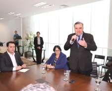 O governador Carlos Massa Ratinho Junior, o secretário da Justiça, Família e Trabalho, Ney Leprevost, e a ministra da Mulher, da Família e dos Direitos Humanos, Damares Alves, assinaram nessa segunda-feira (12), no Palácio Iguaçu, dois protocolos de intenções que visam fortalecer as ações em defesa da mulher e de crianças e adolescentes.Curitiba, 12-08-19.Foto: Arnaldo Alves / ANPr.