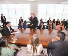 O governador Carlos Massa Ratinho Junior, o secretário da Justiça, Família e Trabalho, Ney Leprevost, e a ministra da Mulher, da Família e dos Direitos Humanos, Damares Alves, assinaram nessa segunda-feira (12), no Palácio Iguaçu, dois protocolos de intenções que visam fortalecer as ações em defesa da mulher e de crianças e adolescentes.Curitiba, 12-08-19.Foto: Arnaldo Alves / ANPr.