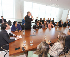 O governador Carlos Massa Ratinho Junior, o secretário da Justiça, Família e Trabalho, Ney Leprevost, e a ministra da Mulher, da Família e dos Direitos Humanos, Damares Alves, assinaram nessa segunda-feira (12), no Palácio Iguaçu, dois protocolos de intenções que visam fortalecer as ações em defesa da mulher e de crianças e adolescentes.Curitiba, 12-08-19.Foto: Arnaldo Alves / ANPr.