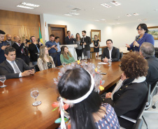 O governador Carlos Massa Ratinho Junior, o secretário da Justiça, Família e Trabalho, Ney Leprevost, e a ministra da Mulher, da Família e dos Direitos Humanos, Damares Alves, assinaram nessa segunda-feira (12), no Palácio Iguaçu, dois protocolos de intenções que visam fortalecer as ações em defesa da mulher e de crianças e adolescentes.Curitiba, 12-08-19.Foto: Arnaldo Alves / ANPr.
