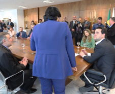 O governador Carlos Massa Ratinho Junior, o secretário da Justiça, Família e Trabalho, Ney Leprevost, e a ministra da Mulher, da Família e dos Direitos Humanos, Damares Alves, assinaram nessa segunda-feira (12), no Palácio Iguaçu, dois protocolos de intenções que visam fortalecer as ações em defesa da mulher e de crianças e adolescentes.Curitiba, 12-08-19.Foto: Arnaldo Alves / ANPr.