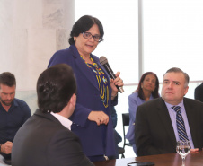 O governador Carlos Massa Ratinho Junior, o secretário da Justiça, Família e Trabalho, Ney Leprevost, e a ministra da Mulher, da Família e dos Direitos Humanos, Damares Alves, assinaram nessa segunda-feira (12), no Palácio Iguaçu, dois protocolos de intenções que visam fortalecer as ações em defesa da mulher e de crianças e adolescentes.Curitiba, 12-08-19.Foto: Arnaldo Alves / ANPr.