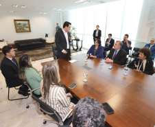 O governador Carlos Massa Ratinho Junior, o secretário da Justiça, Família e Trabalho, Ney Leprevost, e a ministra da Mulher, da Família e dos Direitos Humanos, Damares Alves, assinaram nessa segunda-feira (12), no Palácio Iguaçu, dois protocolos de intenções que visam fortalecer as ações em defesa da mulher e de crianças e adolescentes.Curitiba, 12-08-19.Foto: Arnaldo Alves / ANPr.