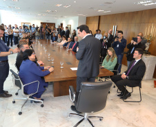 O governador Carlos Massa Ratinho Junior, o secretário da Justiça, Família e Trabalho, Ney Leprevost, e a ministra da Mulher, da Família e dos Direitos Humanos, Damares Alves, assinaram nessa segunda-feira (12), no Palácio Iguaçu, dois protocolos de intenções que visam fortalecer as ações em defesa da mulher e de crianças e adolescentes.Curitiba, 12-08-19.Foto: Arnaldo Alves / ANPr.