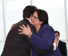 O governador Carlos Massa Ratinho Junior, o secretário da Justiça, Família e Trabalho, Ney Leprevost, e a ministra da Mulher, da Família e dos Direitos Humanos, Damares Alves, assinaram nessa segunda-feira (12), no Palácio Iguaçu, dois protocolos de intenções que visam fortalecer as ações em defesa da mulher e de crianças e adolescentes.Curitiba, 12-08-19.Foto: Arnaldo Alves / ANPr.