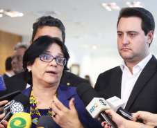 O governador Carlos Massa Ratinho Junior, o secretário da Justiça, Família e Trabalho, Ney Leprevost, e a ministra da Mulher, da Família e dos Direitos Humanos, Damares Alves, assinaram nessa segunda-feira (12), no Palácio Iguaçu, dois protocolos de intenções que visam fortalecer as ações em defesa da mulher e de crianças e adolescentes.Curitiba, 12-08-19.Foto: Arnaldo Alves / ANPr.