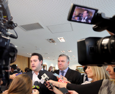 O governador Carlos Massa Ratinho Junior, o secretário da Justiça, Família e Trabalho, Ney Leprevost, e a ministra da Mulher, da Família e dos Direitos Humanos, Damares Alves, assinaram nessa segunda-feira (12), no Palácio Iguaçu, dois protocolos de intenções que visam fortalecer as ações em defesa da mulher e de crianças e adolescentes.Curitiba, 12-08-19.Foto: Arnaldo Alves / ANPr.