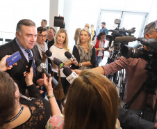 O governador Carlos Massa Ratinho Junior, o secretário da Justiça, Família e Trabalho, Ney Leprevost, e a ministra da Mulher, da Família e dos Direitos Humanos, Damares Alves, assinaram nessa segunda-feira (12), no Palácio Iguaçu, dois protocolos de intenções que visam fortalecer as ações em defesa da mulher e de crianças e adolescentes.Curitiba, 12-08-19.Foto: Arnaldo Alves / ANPr.