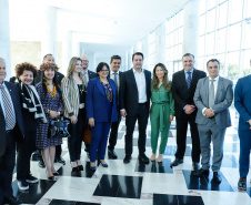 O governador Carlos Massa Ratinho Junior, o secretário da Justiça, Família e Trabalho, Ney Leprevost, e a ministra da Mulher, da Família e dos Direitos Humanos, Damares Alves, assinam dois protocolos de intenções que visam fortalecer as ações em defesa da mulher e de crianças e adolescentes.