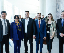 O governador Carlos Massa Ratinho Junior, o secretário da Justiça, Família e Trabalho, Ney Leprevost, e a ministra da Mulher, da Família e dos Direitos Humanos, Damares Alves, assinam dois protocolos de intenções que visam fortalecer as ações em defesa da mulher e de crianças e adolescentes.