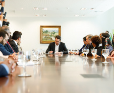 O governador Carlos Massa Ratinho Junior, o secretário da Justiça, Família e Trabalho, Ney Leprevost, e a ministra da Mulher, da Família e dos Direitos Humanos, Damares Alves, assinam dois protocolos de intenções que visam fortalecer as ações em defesa da mulher e de crianças e adolescentes.