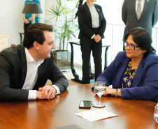 O governador Carlos Massa Ratinho Junior, o secretário da Justiça, Família e Trabalho, Ney Leprevost, e a ministra da Mulher, da Família e dos Direitos Humanos, Damares Alves, assinam dois protocolos de intenções que visam fortalecer as ações em defesa da mulher e de crianças e adolescentes.