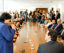 O governador Carlos Massa Ratinho Junior, o secretário da Justiça, Família e Trabalho, Ney Leprevost, e a ministra da Mulher, da Família e dos Direitos Humanos, Damares Alves, assinam dois protocolos de intenções que visam fortalecer as ações em defesa da mulher e de crianças e adolescentes.