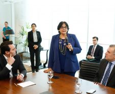 O governador Carlos Massa Ratinho Junior, o secretário da Justiça, Família e Trabalho, Ney Leprevost, e a ministra da Mulher, da Família e dos Direitos Humanos, Damares Alves, assinam dois protocolos de intenções que visam fortalecer as ações em defesa da mulher e de crianças e adolescentes.