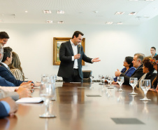 O governador Carlos Massa Ratinho Junior, o secretário da Justiça, Família e Trabalho, Ney Leprevost, e a ministra da Mulher, da Família e dos Direitos Humanos, Damares Alves, assinam dois protocolos de intenções que visam fortalecer as ações em defesa da mulher e de crianças e adolescentes.