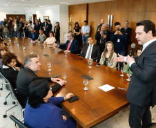 O governador Carlos Massa Ratinho Junior, o secretário da Justiça, Família e Trabalho, Ney Leprevost, e a ministra da Mulher, da Família e dos Direitos Humanos, Damares Alves, assinam dois protocolos de intenções que visam fortalecer as ações em defesa da mulher e de crianças e adolescentes.