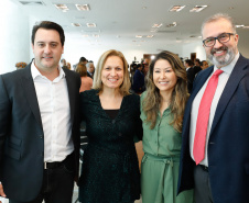 O governador Carlos Massa Ratinho Junior, o secretário da Justiça, Família e Trabalho, Ney Leprevost, e a ministra da Mulher, da Família e dos Direitos Humanos, Damares Alves, assinam dois protocolos de intenções que visam fortalecer as ações em defesa da mulher e de crianças e adolescentes.