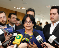 O governador Carlos Massa Ratinho Junior, o secretário da Justiça, Família e Trabalho, Ney Leprevost, e a ministra da Mulher, da Família e dos Direitos Humanos, Damares Alves, assinam dois protocolos de intenções que visam fortalecer as ações em defesa da mulher e de crianças e adolescentes.