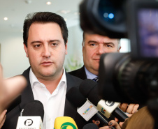 O governador Carlos Massa Ratinho Junior, o secretário da Justiça, Família e Trabalho, Ney Leprevost, e a ministra da Mulher, da Família e dos Direitos Humanos, Damares Alves, assinam dois protocolos de intenções que visam fortalecer as ações em defesa da mulher e de crianças e adolescentes.