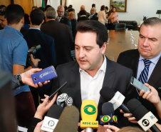 O governador Carlos Massa Ratinho Junior, o secretário da Justiça, Família e Trabalho, Ney Leprevost, e a ministra da Mulher, da Família e dos Direitos Humanos, Damares Alves, assinam dois protocolos de intenções que visam fortalecer as ações em defesa da mulher e de crianças e adolescentes.