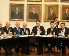O governador Carlos Massa Ratinho Junior e o chefe da Casa Civil, Guto Silva, apresentaram nesta segunda-feira (12) aos deputados estaduais a estrutura básica do programa Paraná Mais Cidades, que propõe execução mais certeira e direta de investimentos nos 399 municípios do Estado. Ele ainda está em fase de planejamento e o lançamento oficial será no próximo mês. Foto: Camila Tonetti