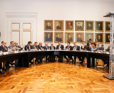 O governador Carlos Massa Ratinho Junior e o chefe da Casa Civil, Guto Silva, apresentaram nesta segunda-feira (12) aos deputados estaduais a estrutura básica do programa Paraná Mais Cidades, que propõe execução mais certeira e direta de investimentos nos 399 municípios do Estado. Ele ainda está em fase de planejamento e o lançamento oficial será no próximo mês. Foto: Rodrigo Felix Leal