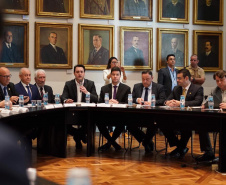 O governador Carlos Massa Ratinho Junior e o chefe da Casa Civil, Guto Silva, apresentaram nesta segunda-feira (12) aos deputados estaduais a estrutura básica do programa Paraná Mais Cidades, que propõe execução mais certeira e direta de investimentos nos 399 municípios do Estado. Ele ainda está em fase de planejamento e o lançamento oficial será no próximo mês. Foto: Guilherme Flores/Casa Civil