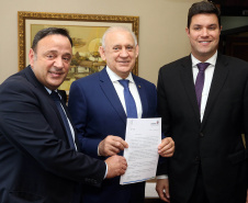 O chefe da Casa Civil, Guto Silva, entregou nesta segunda-feira (12), ao presidente da Assembleia Legislativa do Paraná, deputado Ademar Traiano, o projeto de lei que trata da segunda etapa da reforma administrativa implementada pela gestão do governador Carlos Massa Ratinho Junior. Nesta etapa, o foco será a junção e reestruturação das autarquias.Foto Gilson Abreu AEN