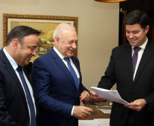 O chefe da Casa Civil, Guto Silva, entregou nesta segunda-feira (12), ao presidente da Assembleia Legislativa do Paraná, deputado Ademar Traiano, o projeto de lei que trata da segunda etapa da reforma administrativa implementada pela gestão do governador Carlos Massa Ratinho Junior. Nesta etapa, o foco será a junção e reestruturação das autarquias.Foto Gilson Abreu AEN