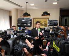 O chefe da Casa Civil, Guto Silva, entregou nesta segunda-feira (12), ao presidente da Assembleia Legislativa do Paraná, deputado Ademar Traiano, o projeto de lei que trata da segunda etapa da reforma administrativa implementada pela gestão do governador Carlos Massa Ratinho Junior. Nesta etapa, o foco será a junção e reestruturação das autarquias.Foto Gilson Abreu AEN