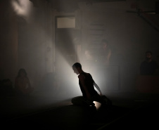 O Centro Juvenil de Artes Plásticas, de Curitiba, recebe nesta quarta-feira (14), às 14h30, o espetáculo de dança e música “Vário”, que propõe uma experiência diferente ao público: contribuir com a ambientação sonora e artística por meio da criação de sons e sugestão de movimentos.  Foto: Cayo Vieira