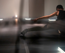 O Centro Juvenil de Artes Plásticas, de Curitiba, recebe nesta quarta-feira (14), às 14h30, o espetáculo de dança e música “Vário”, que propõe uma experiência diferente ao público: contribuir com a ambientação sonora e artística por meio da criação de sons e sugestão de movimentos.  Foto: Cayo Vieira