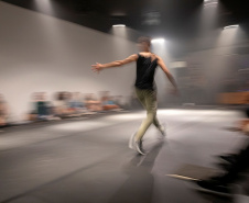 O Centro Juvenil de Artes Plásticas, de Curitiba, recebe nesta quarta-feira (14), às 14h30, o espetáculo de dança e música “Vário”, que propõe uma experiência diferente ao público: contribuir com a ambientação sonora e artística por meio da criação de sons e sugestão de movimentos.  Foto: Cayo Vieira