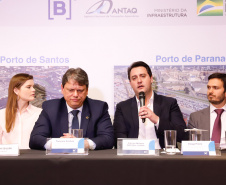 O Paraná é o primeiro Estado do Brasil a receber autonomia para administrar contratos de exploração de áreas dos portos organizados. O convênio de delegação de competência foi formalizado nesta terça-feira (13), na Bolsa de Valores de São Paulo (Bovespa), pelo ministro da Infraestrutura, Tarcísio de Freitas, e pelo governador Carlos Massa Ratinho Junior.